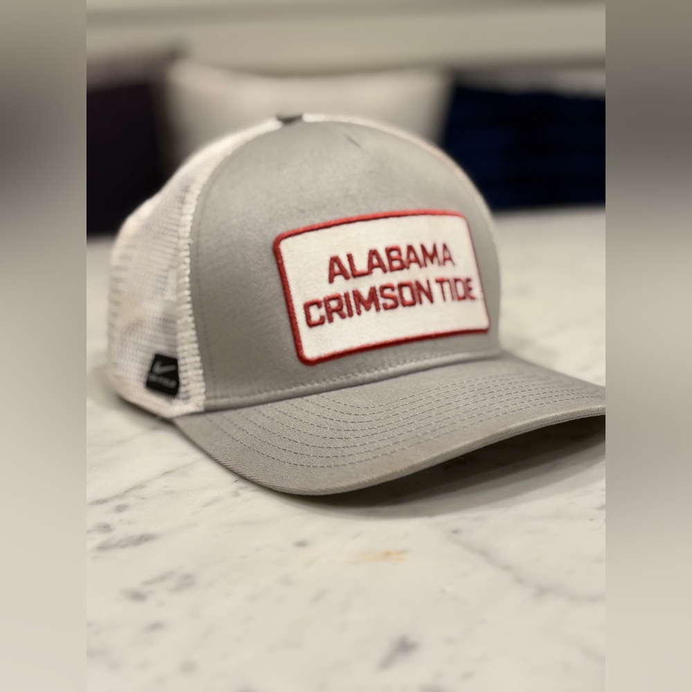 ALABAMA NIKE GAMEDAY 5 PANEL STRUCTURE RECTANGLE PATCH CAP, M-L, light grey